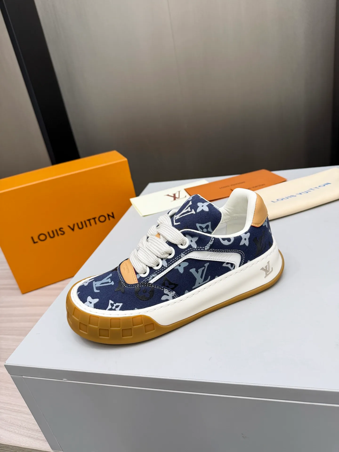 Men's men's shoes P640! Top version LV-Louis Vuitton-classic catwalk new style, empty glue process·original 1:1 development and reproduction! ! The upper foot is very comfortable. It is made of luxurious materials and fine workmanship. The midsole is printed with English letters "Made in Europe". The upper is made of calfskin imported from Italy. The side is decorated with the brand's LOGO and signature. The latest latex foot pads and mesh lining make the foot feel super comfortable. The original two-color TPU combination outsole is specially provided by the original factory. Bag technology Goodyear stitched edges Fabric: Exclusive custom first-layer cowhide Accessories: Exclusive private model Vuitton logo, lining: Customized silk mesh lining - first-layer silk cowhide lining Outsole: TPU combination outsole wear-resistant, non-slip and anti-yellowing Foot pads: new latex pads-mesh sweat-absorbent Counter technology: fully computerized sewing machine wire drawing Toe box back cover Hot and cold shaping Full set of pull-top last with medium and low logo pattern Code number 39-45